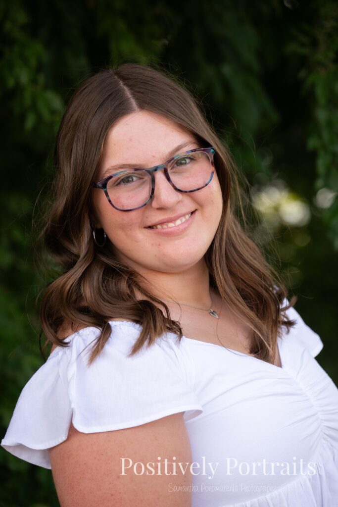 Next, Tabitha kept things classic with a white blouse and blue jeans. This simple, polished look gave us relaxed and natural portraits as we explored the flower patches and scenic trails.